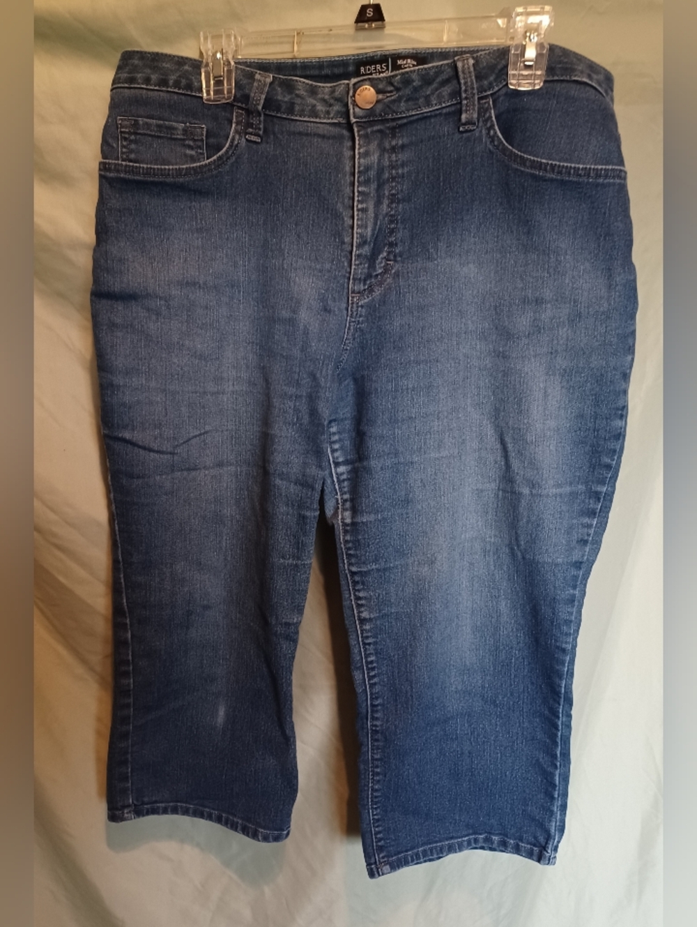 Riders by Lee Women's Blue Fade Mid Rise Capri Denim Jeans